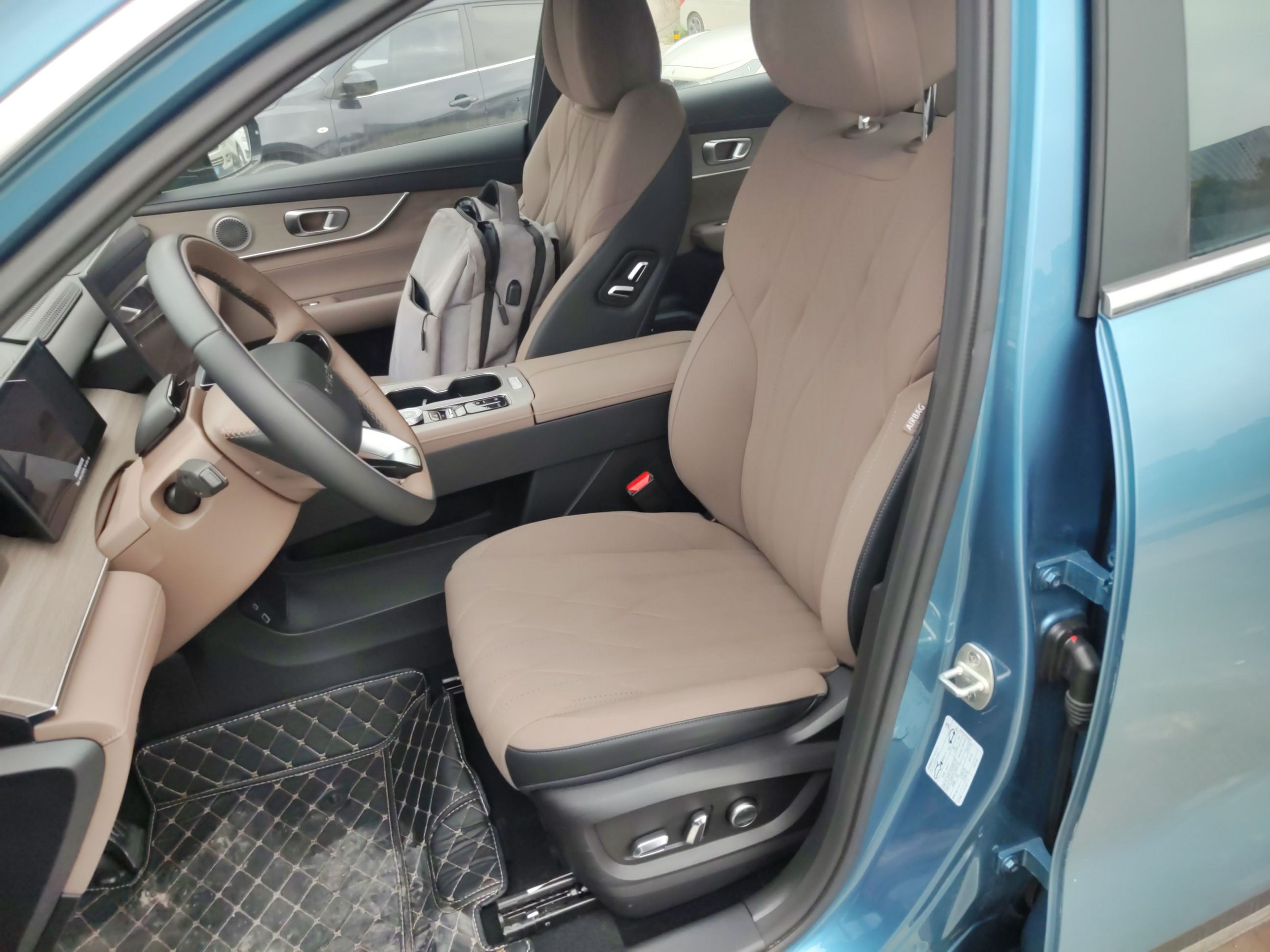 Переднее сиденье в автомобиле