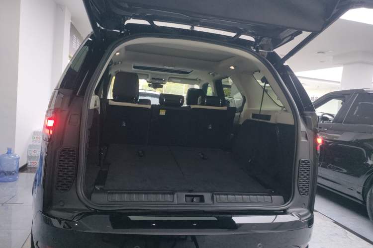 Used Land Rover Discovery 2023 360 PS R-Dynamic S