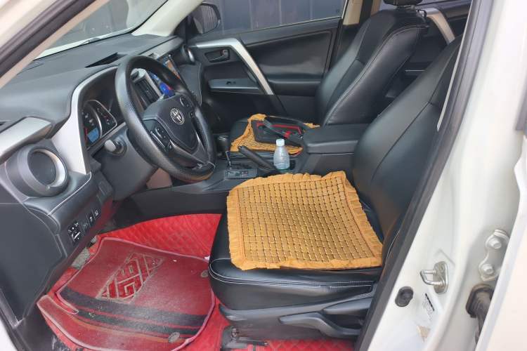 Used Toyota RAV4 2016 2.0L CVT Two-Wheel Drive Fashion Edition China V Standard
