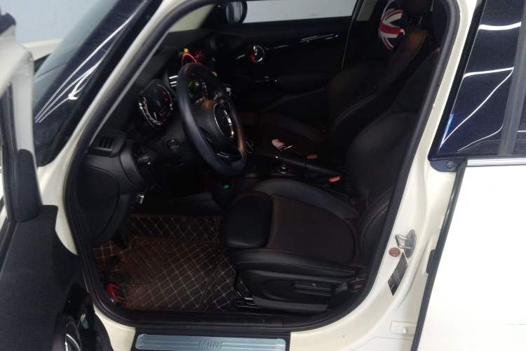 Used  MINI 2021 1.5T COOPER Classic Edition Five-Door Version
