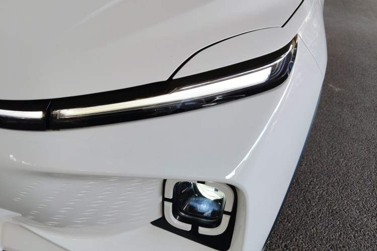 Used Geometry E Firefly 2024 401 km Fluorescent
