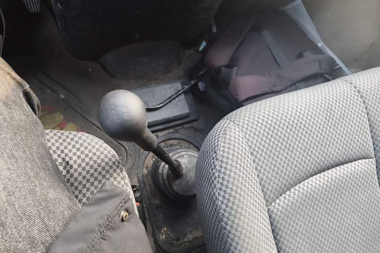 Used Iveco Daily 2020 2.5T A35 Passenger Van with Dual Tires Mid-Roof Design 5-9 Seater China V Emission Standard