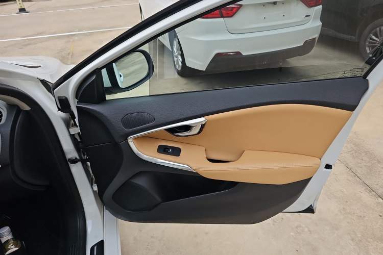 Used Volvo V40 2017 T3 Zhiyi Edition
