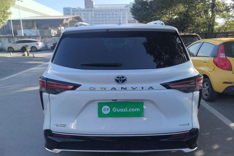 Used Toyota Granvia 2023 2.5L Hybrid Flagship VIP Edition
