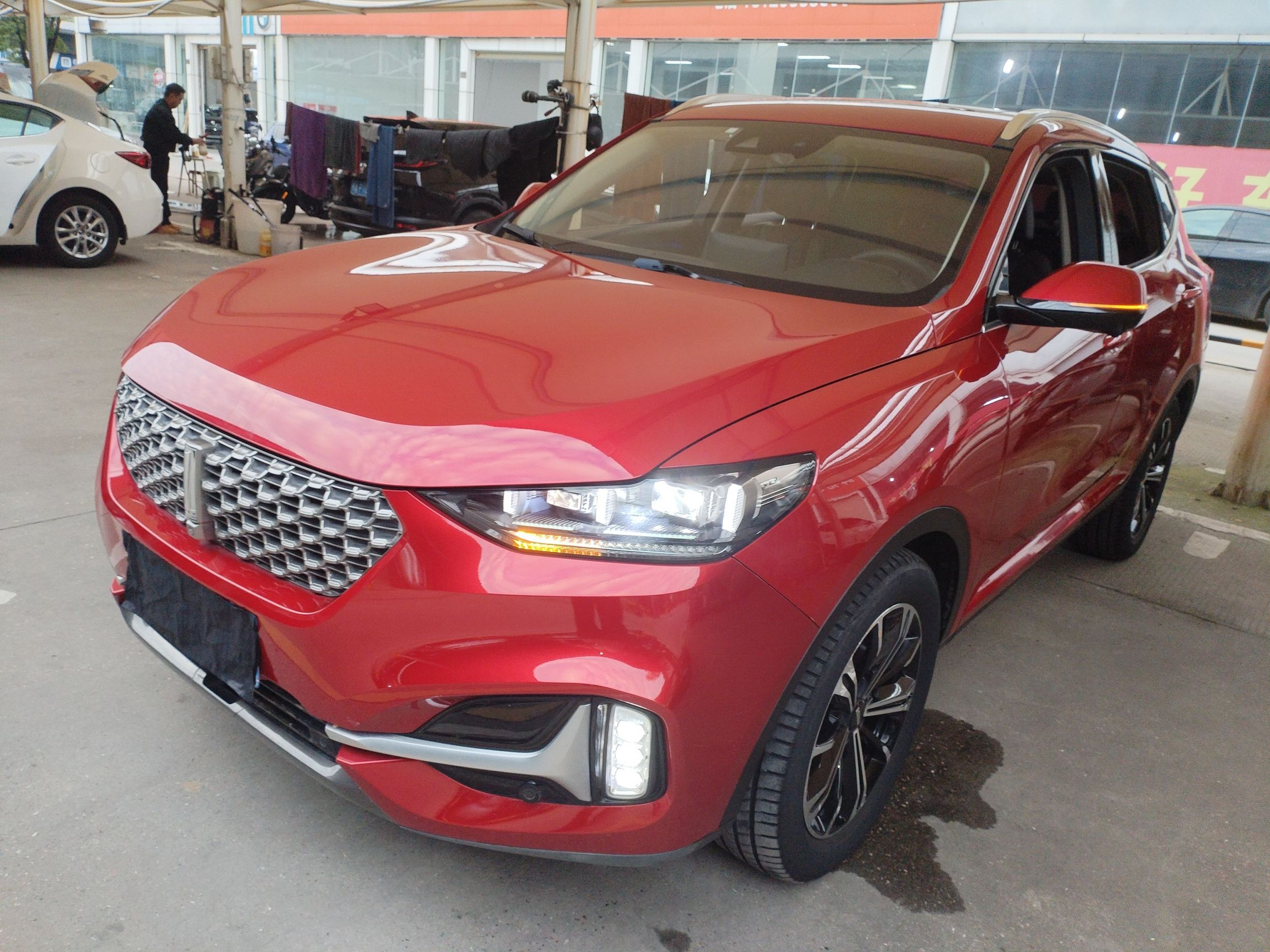 تحت مقدمة السيارة