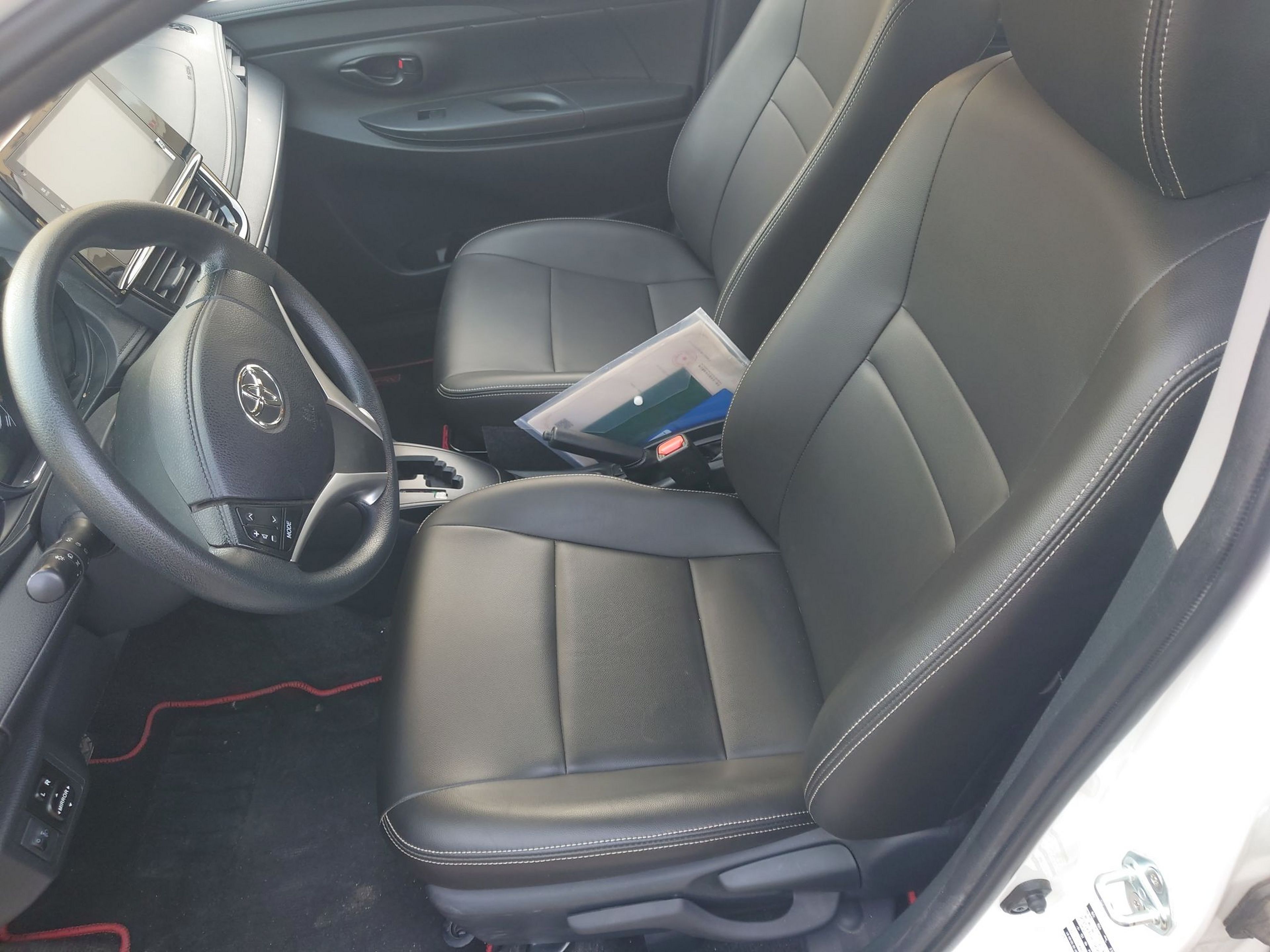 المقاعد الأمامية داخل السيارة