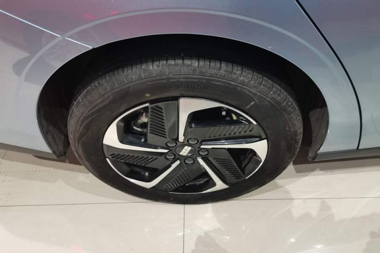 Used  L6 2025 EM-i 140km Starship Edition
