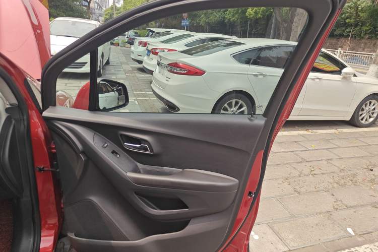 Used Chevrolet Trax 2016 1.4T Automatic Two-Wheel Drive Comfort Version with Sunroof
