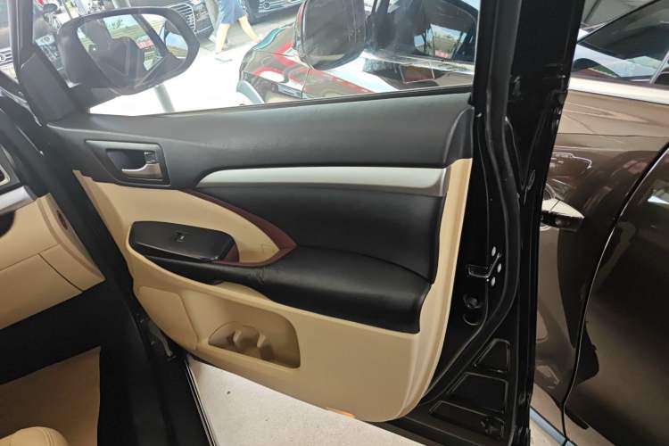 Used Toyota Highlander 2015 2.0T Two-Wheel Drive Elite Edition 7 Seats
