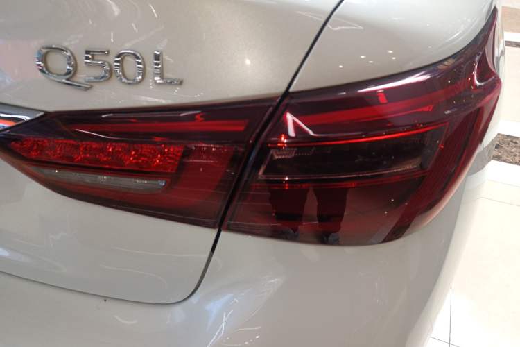 Used Infiniti Q50L 2018 2.0T Enjoyment Version China VI Standard
