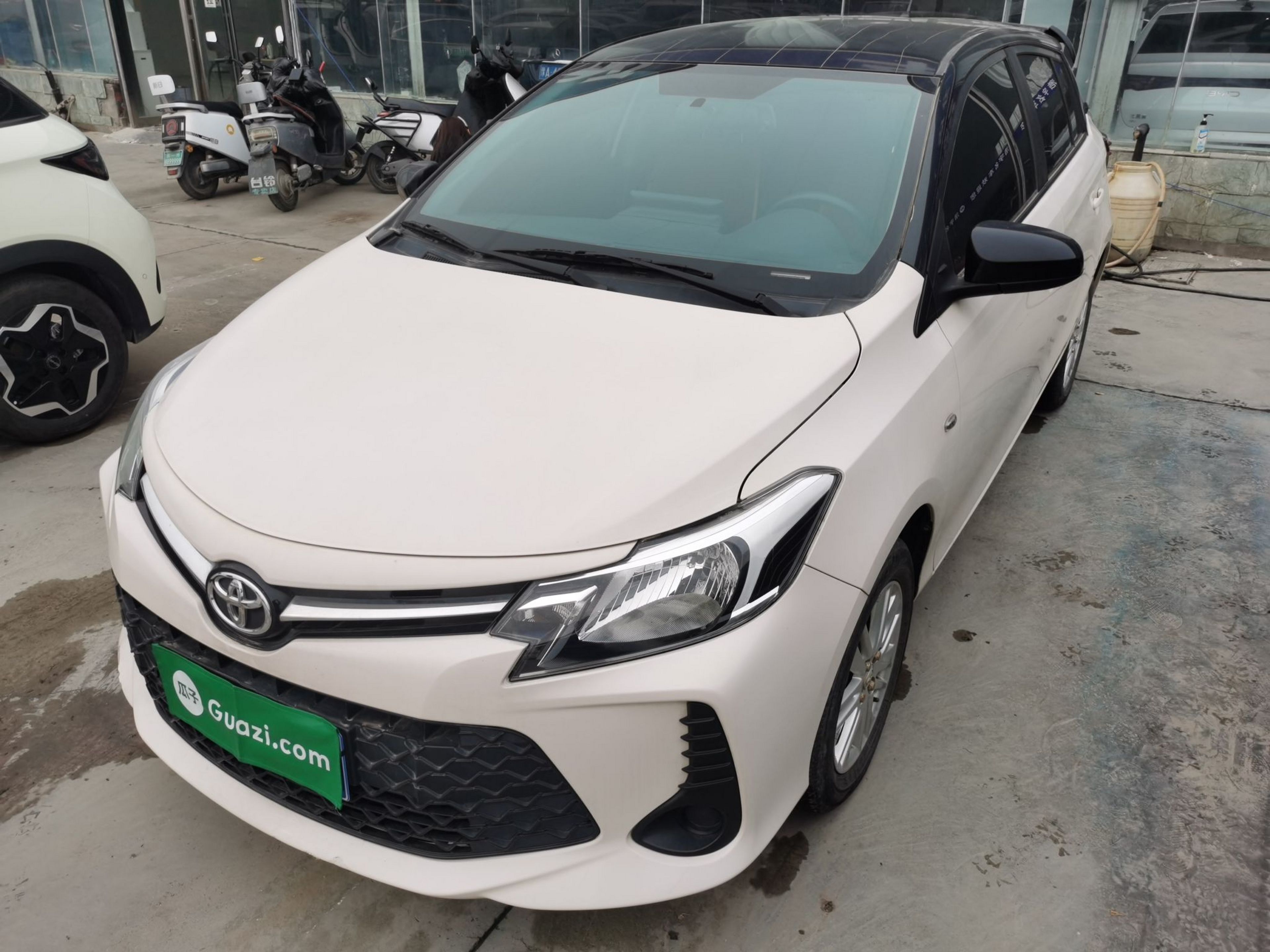 تحت مقدمة السيارة