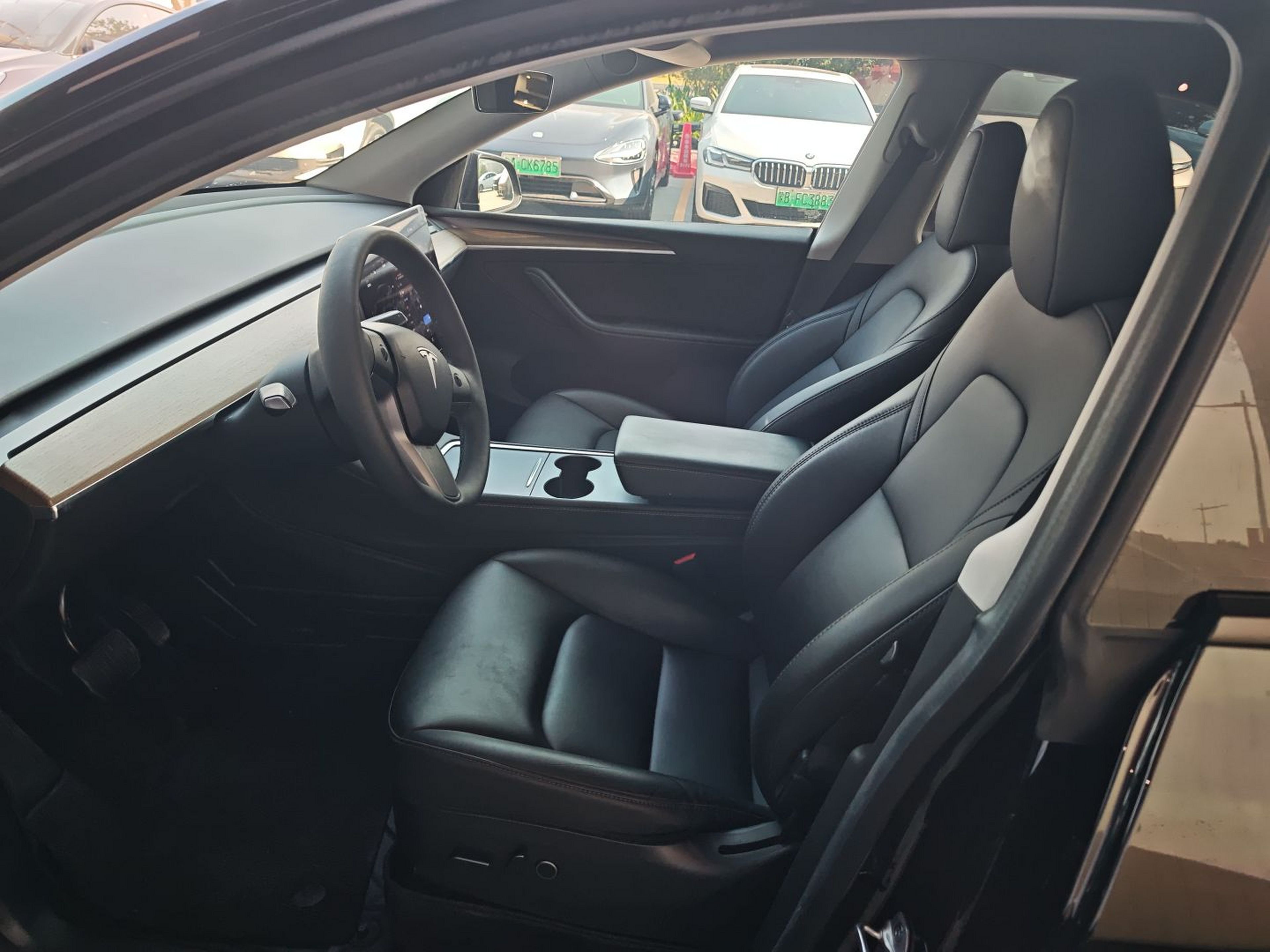 Переднее сиденье в автомобиле