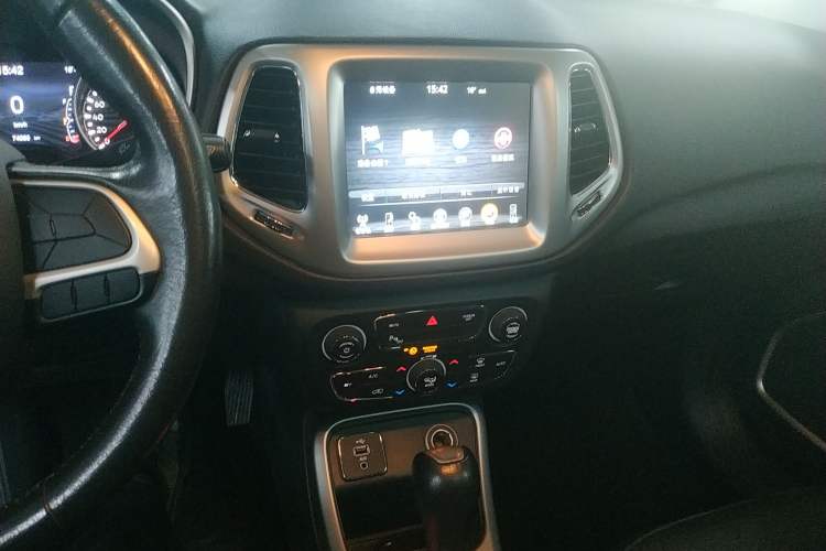 Used  Compass 2017 200T Automatic Family Edition
