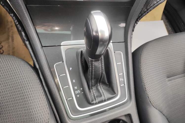 Used Volkswagen Golf 2017 1.6L Automatic Comfort Million-Vehicle Anniversary Edition
