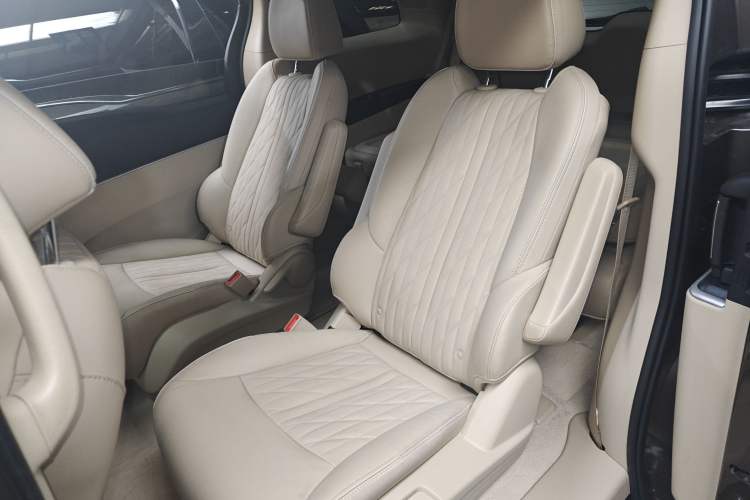 Used Buick GL8 2023 Facelifted Land Cruiser Executive Luxury Version