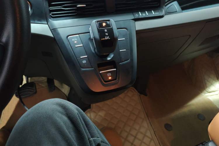 Used Ford Transit 2023 2.0T Gasoline Automatic Multi-Purpose Commercial Vehicle Mid-Drive Low-Roof Design 5/6 Seats
