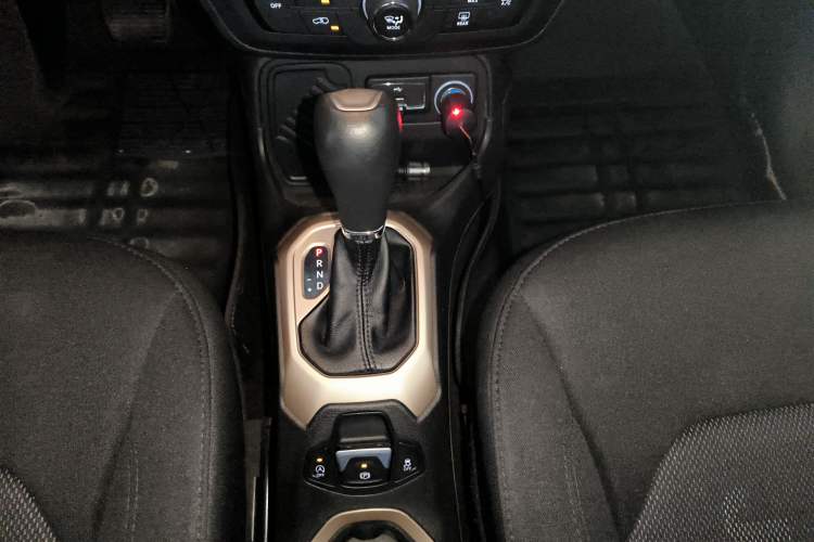 Used  Renegade 2018 Connected Large Screen Version 180T Automatic High-Energy Edition
