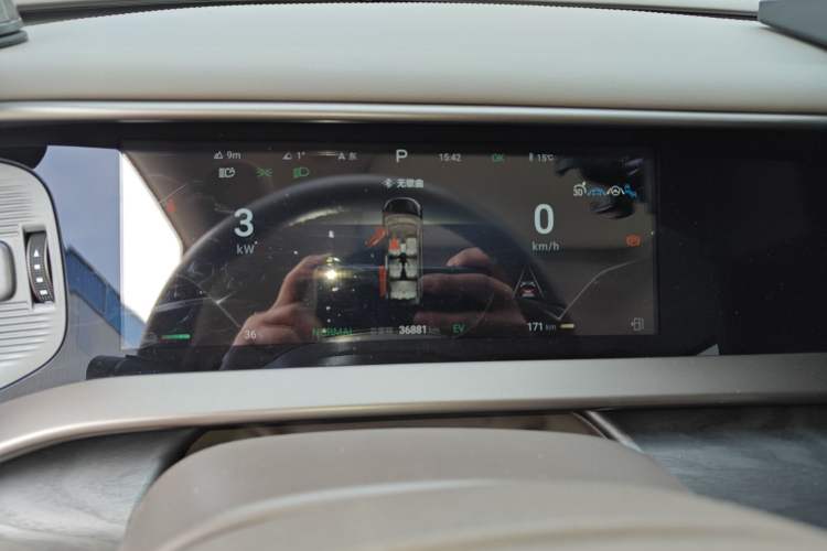 Used Denza D9 2022 DM-i 1040 Prestige Model
