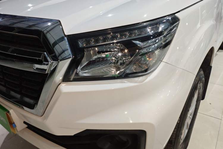 Used Dongfeng Ruichi 6 2023 Revised Version 2.3T Manual Two-Wheel Drive Diesel Standard Trim with Long Cargo Bed
