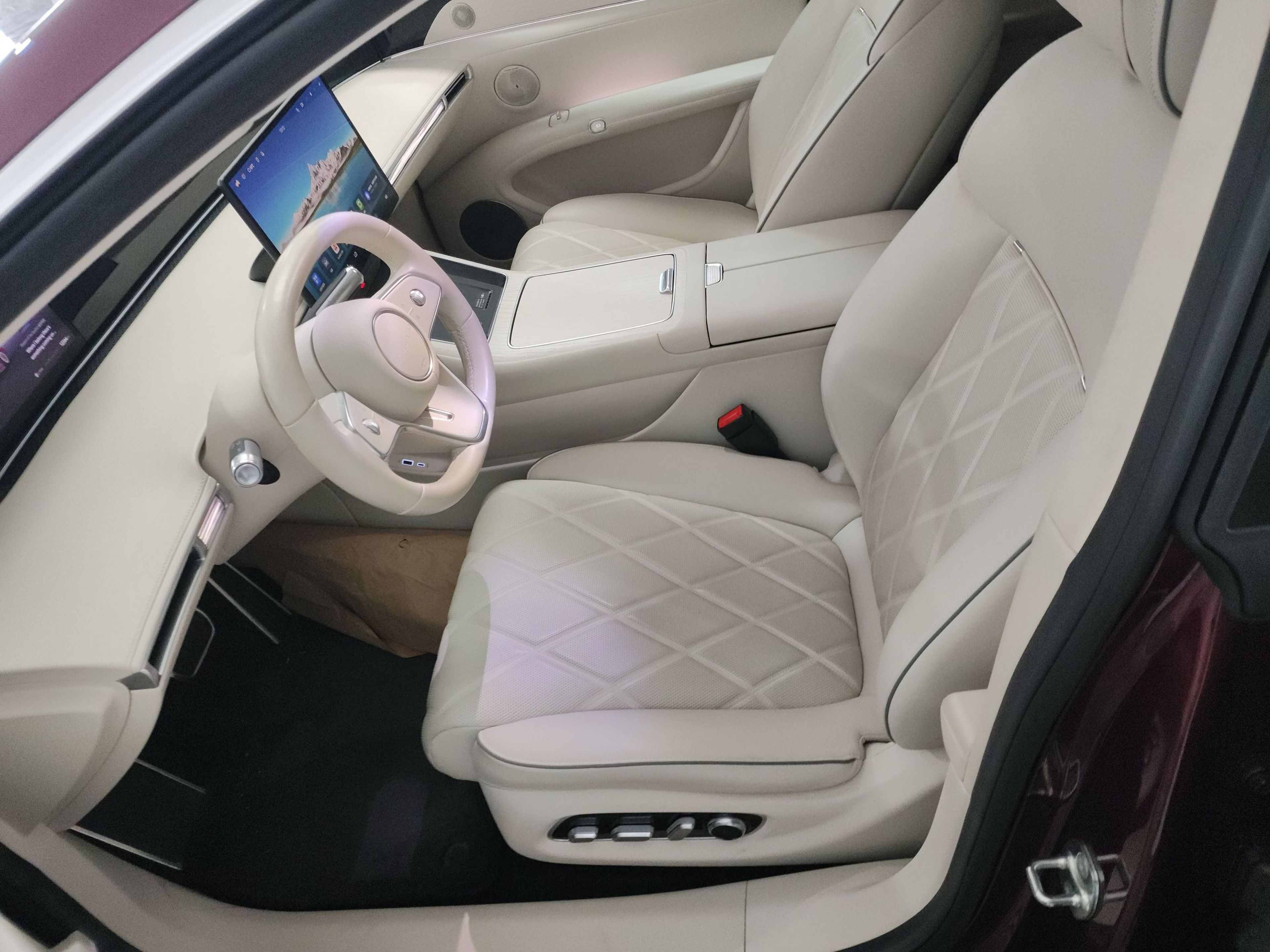 المقاعد الأمامية داخل السيارة