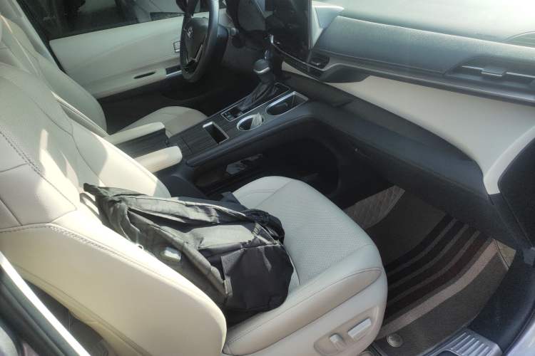 Used Toyota Sienna 2021 2.5L Hybrid Premium Edition
