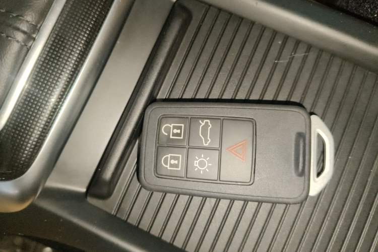 Used Volvo V40 2017 T3 Zhiyi Edition
