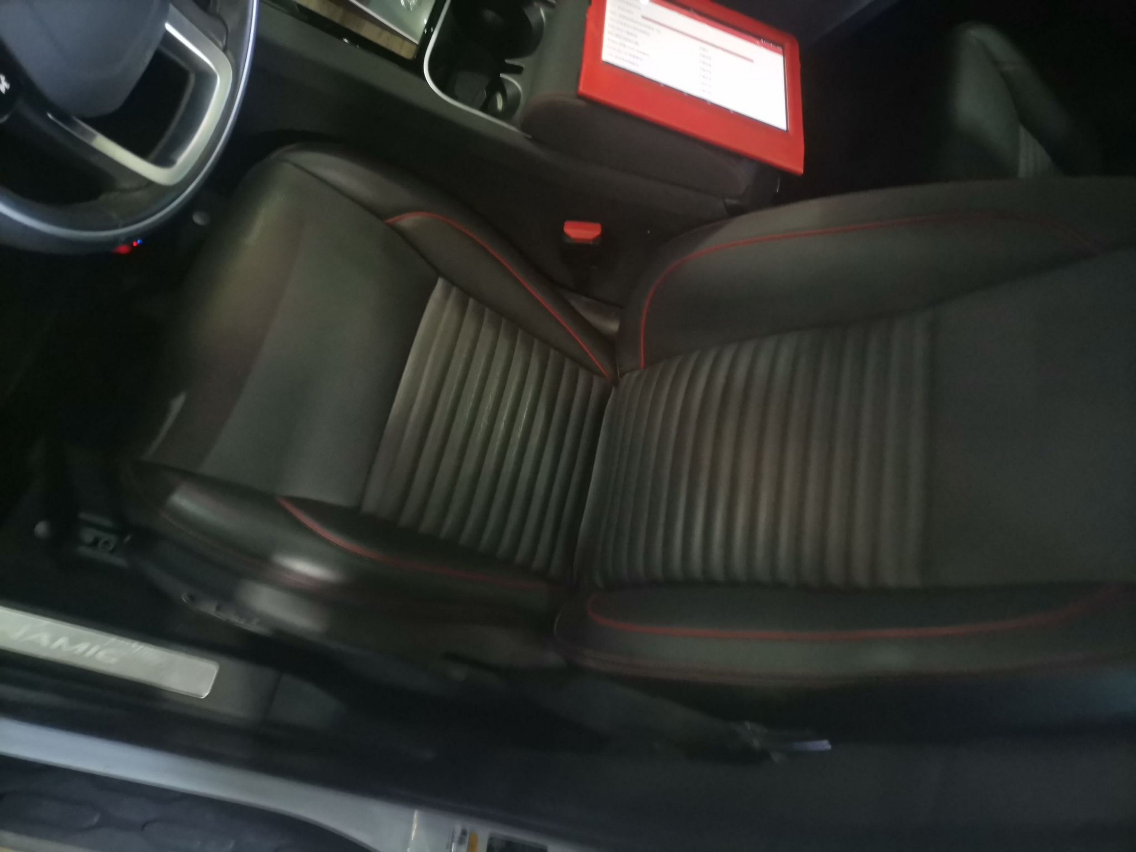 المقاعد الأمامية داخل السيارة