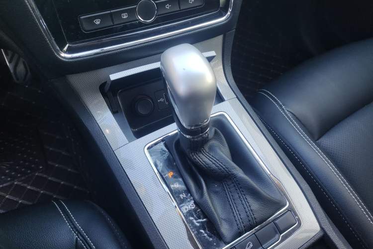 Used Roewe RX5 2016 20T Two-Wheel Drive Automatic Internet Smart Edition
