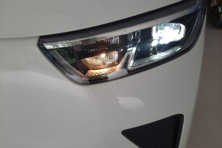 Used Wuling Yangguang 2024 300KM Comfort Version Passenger Van 75kW