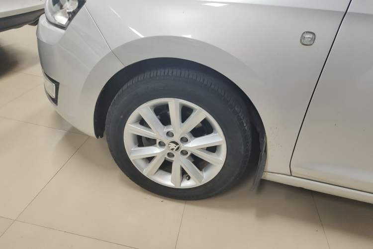 Used Skoda Rapid 2015 1.6L Automatic Smart Selection Model
