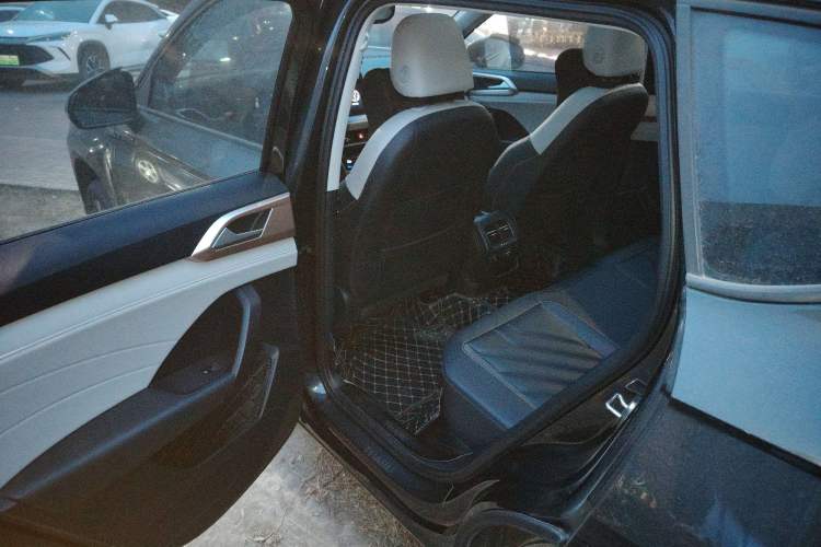 Used Volkswagen Tharu 2023 300TSI Two-Wheel-Drive Moonlight Edition
