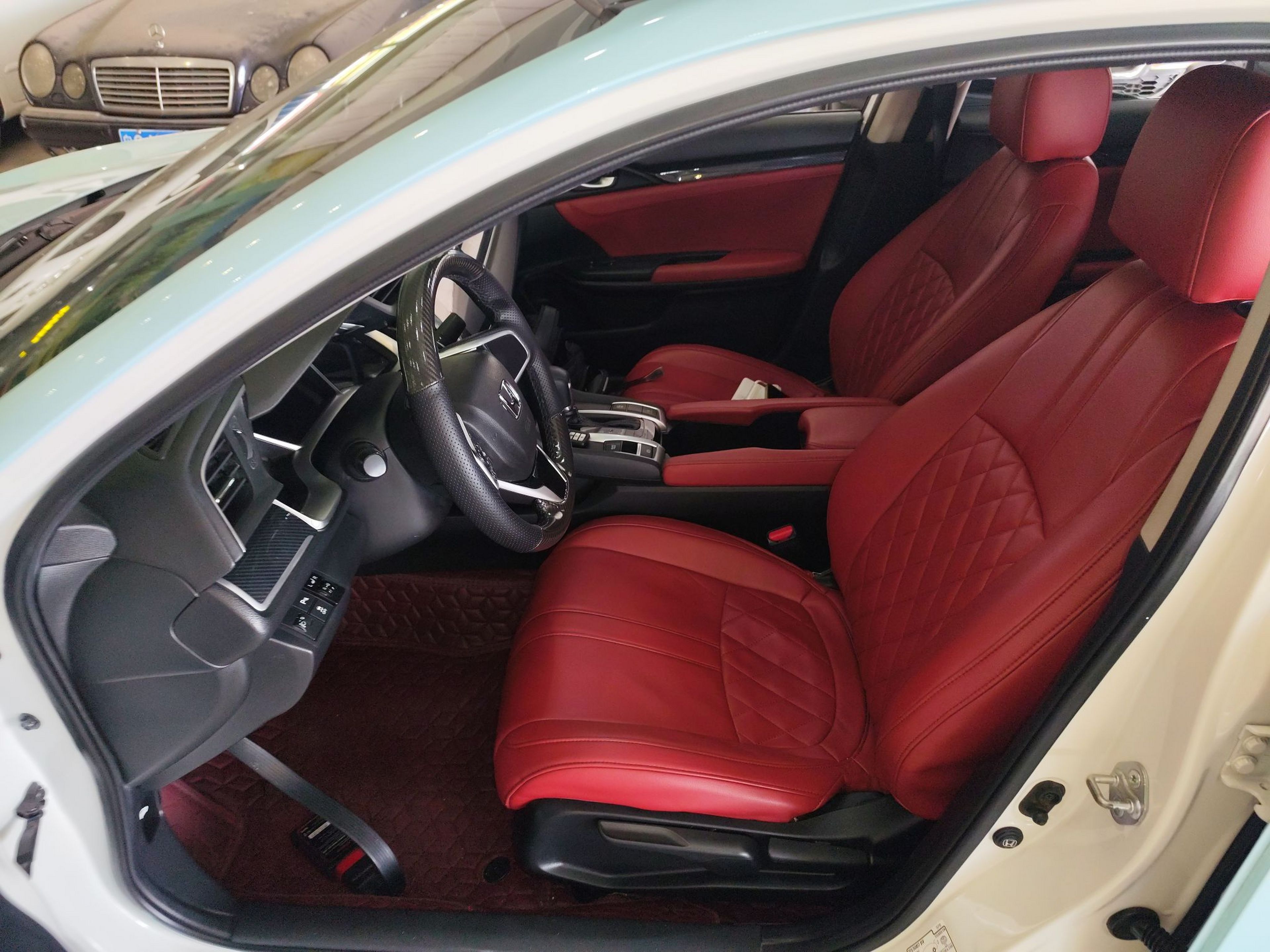 Переднее сиденье в автомобиле