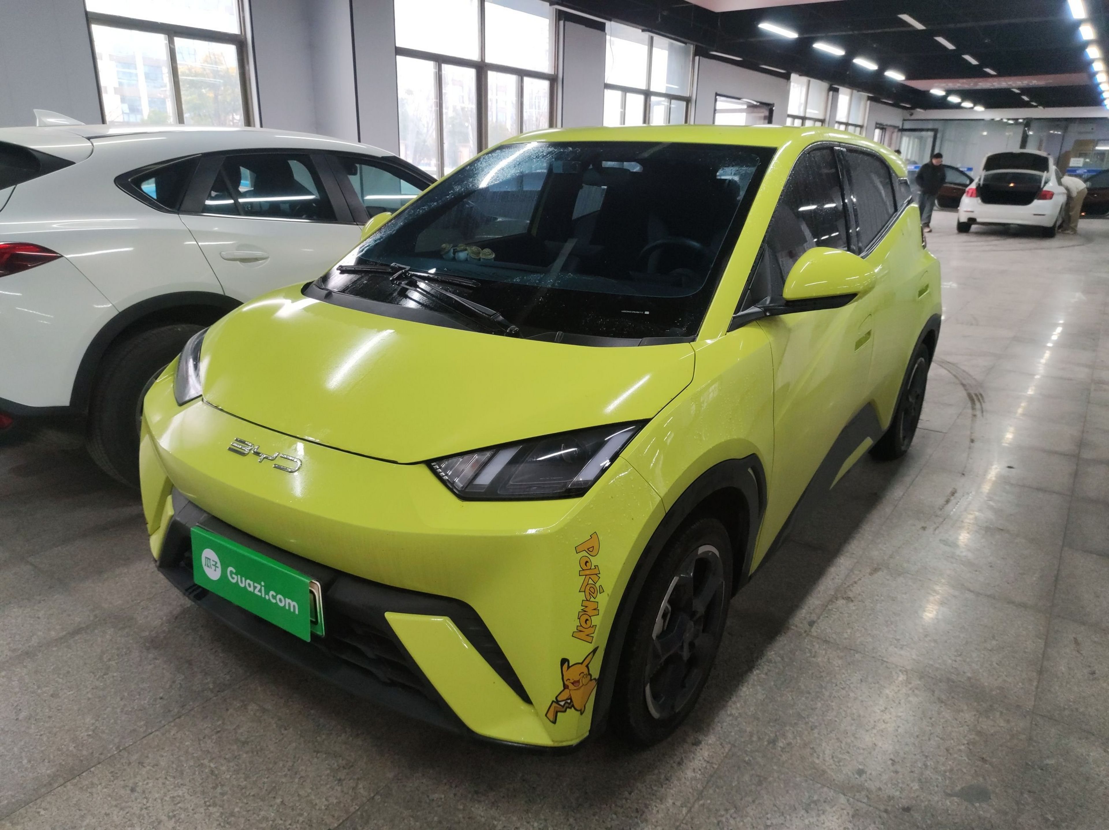 تحت مقدمة السيارة