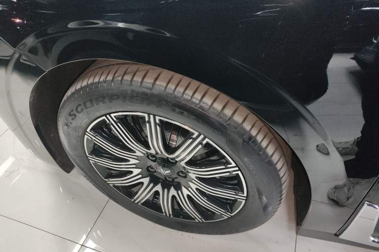 Used VOYAH Dream 2025 EV Four-Wheel Drive Flagship Kunpeng Edition
