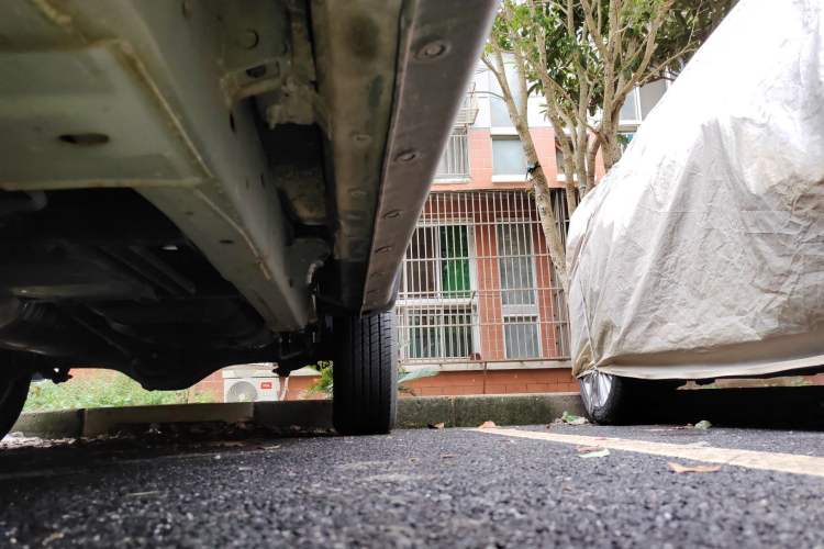 Used SAIC MAXUS T60 2020 2.0T Diesel Manual Two-Wheel Drive High-Ride Pioneer Edition Standard Cab China VI
