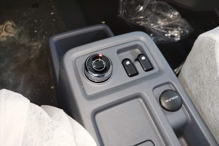 Used Wuling Yangguang 2024 300KM Comfort Version Passenger Van 75kW
