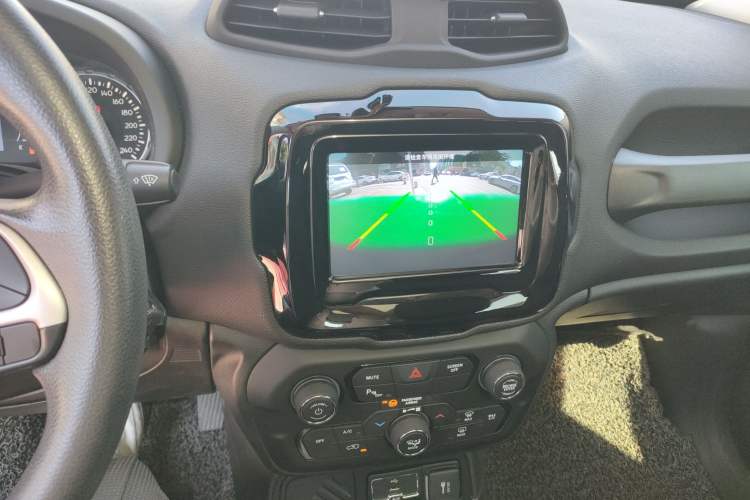 Used  Renegade 2019 220T Automatic Leading Edition
