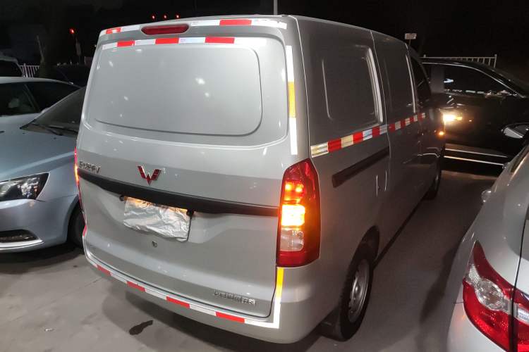 Used Wuling Hongguang V 2022 1.5L Jingqu Edition Enclosed-Window Vehicle with Electric Power Steering LAR