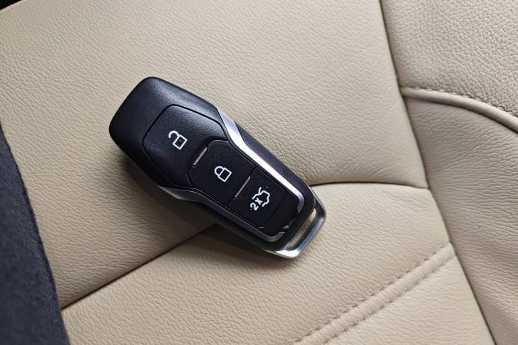 Used Ford Edge 2015 2.0T GTDi Two-Wheel-Drive High-Line Version