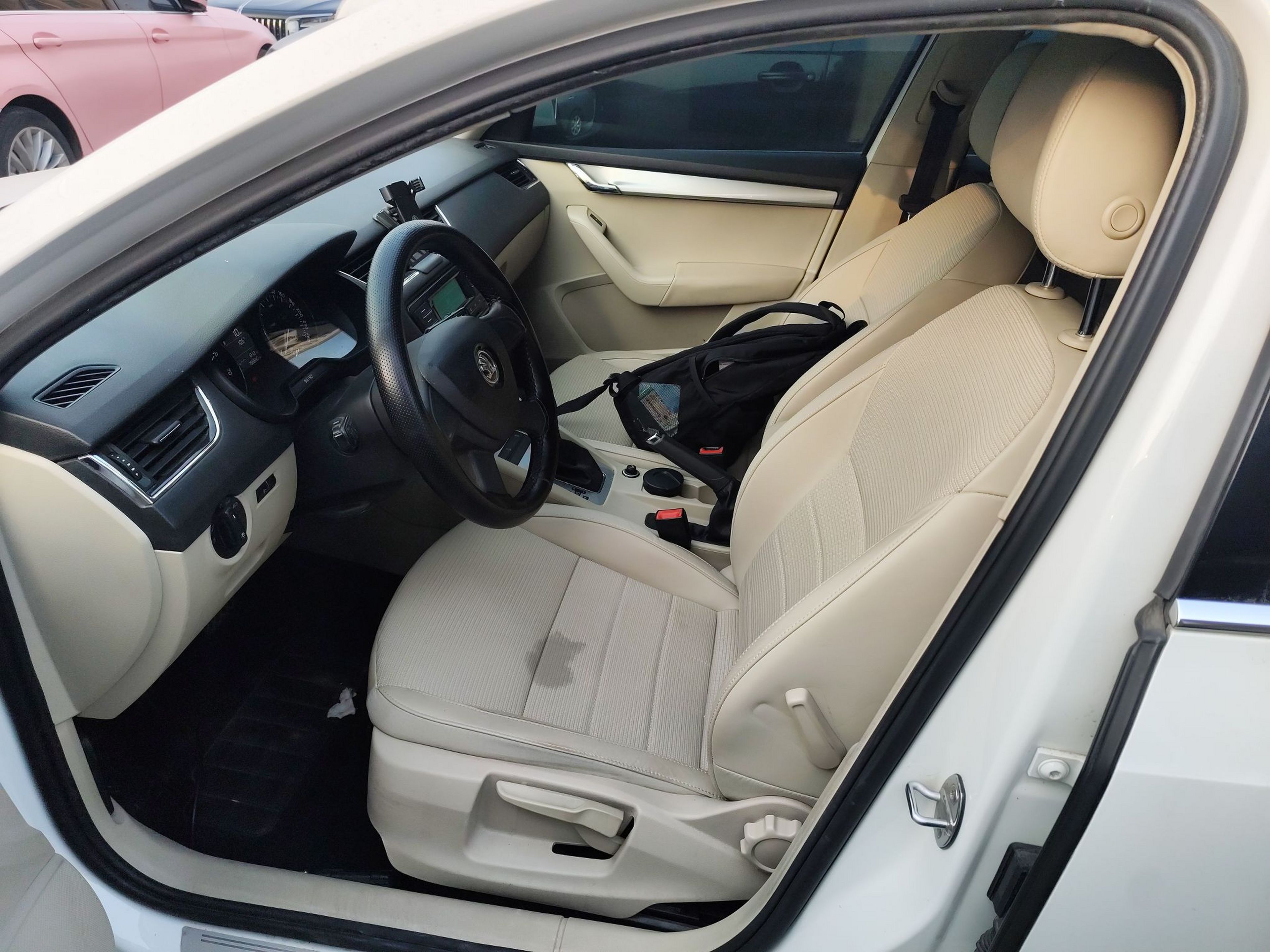 Переднее сиденье в автомобиле