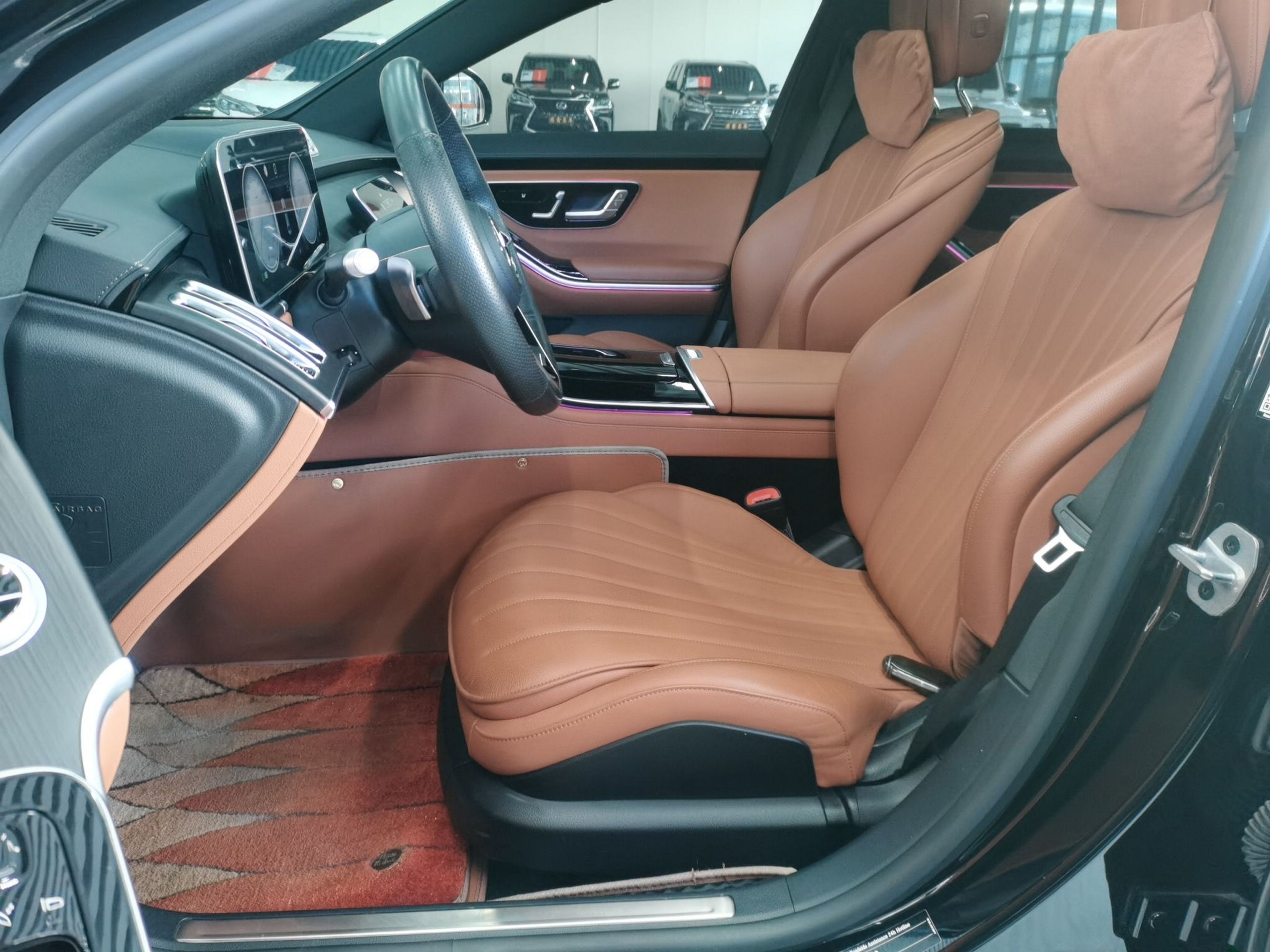 المقاعد الأمامية داخل السيارة