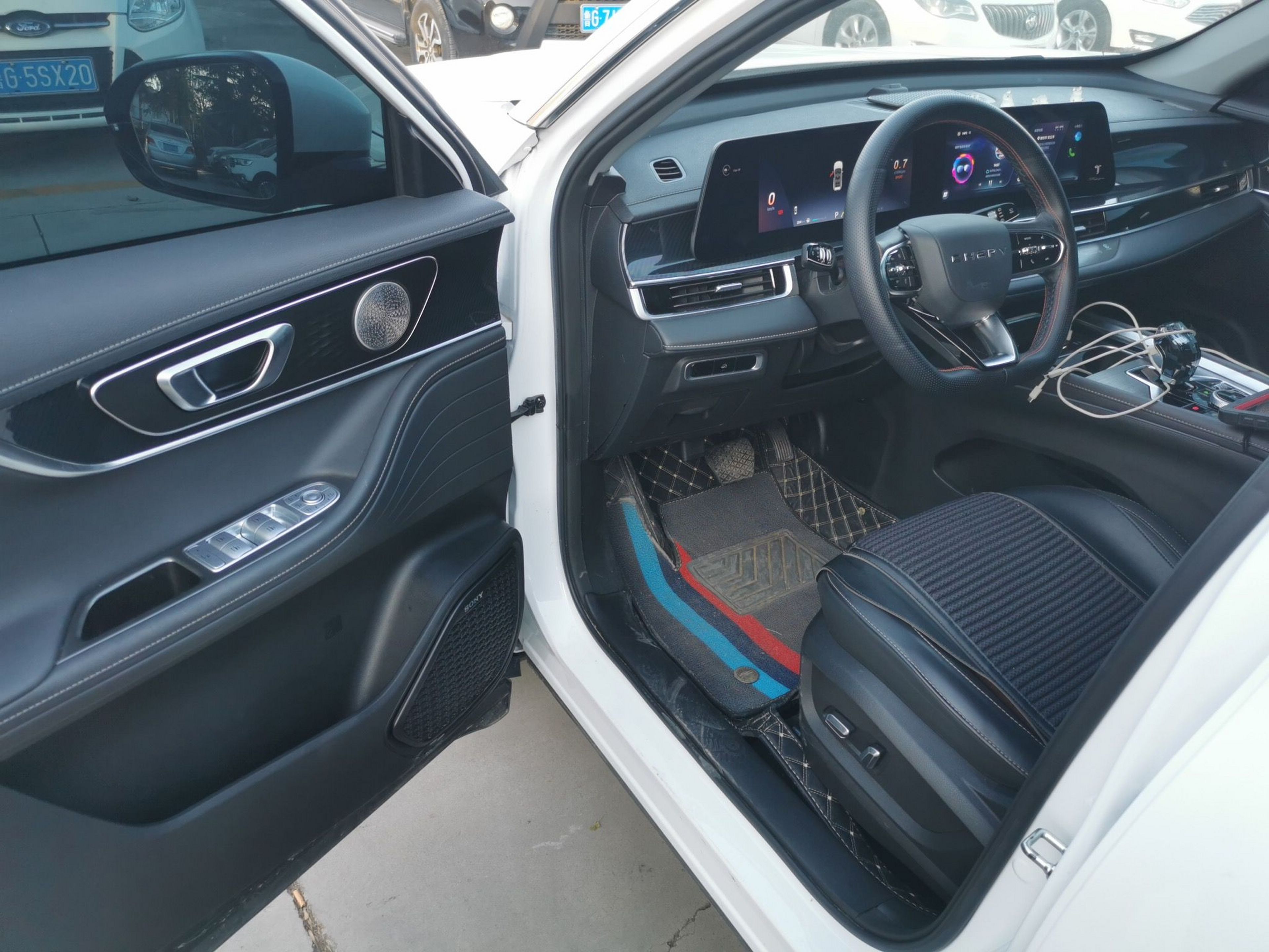 المقاعد الأمامية داخل السيارة