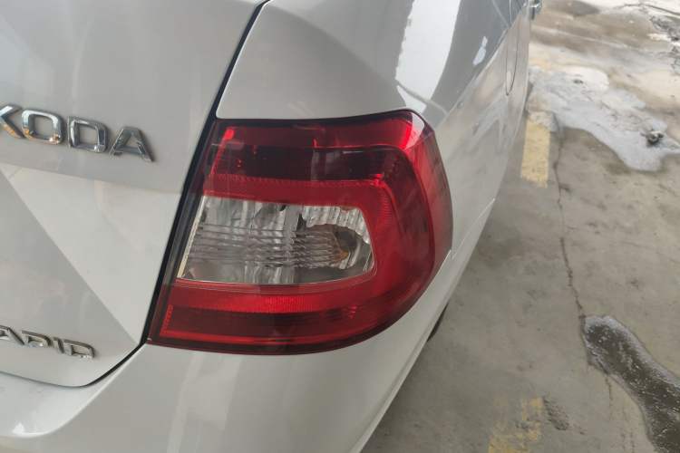 Used Skoda Rapid 2015 1.6L Automatic Smart Selection Model
