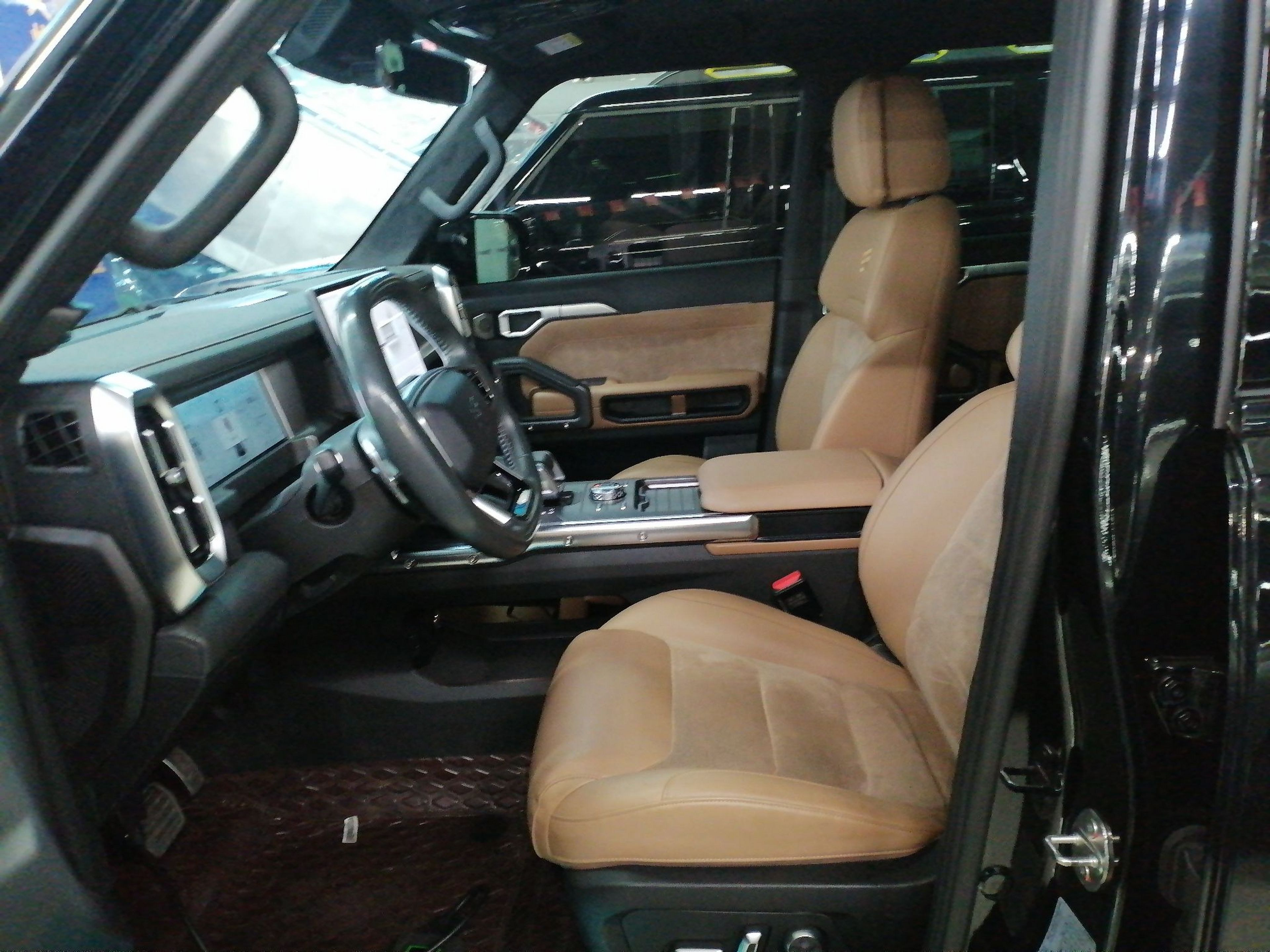 المقاعد الأمامية داخل السيارة