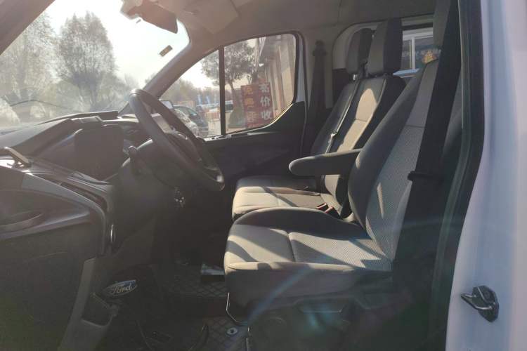 Used Ford Transit 2019 2.0T Diesel Multi-Purpose Commercial Vehicle Short Wheelbase Mid-Roof Design 6-Seater China VI Standard
