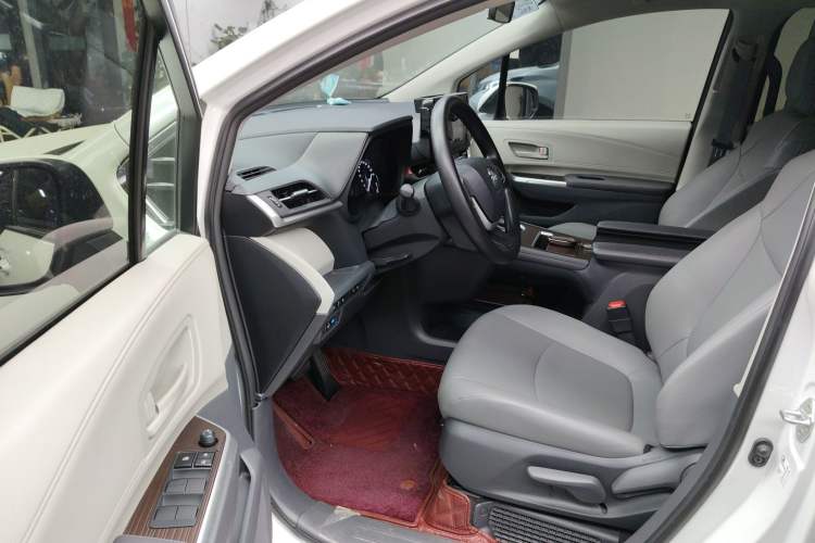 Used Toyota Granvia 2023 2.5L Hybrid Luxury Edition
