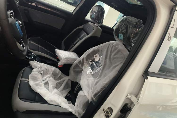 Used Volkswagen T-ROC 2025 Facelift Model 2 300TSI DSG Two-Wheel Drive Chenguang Edition
