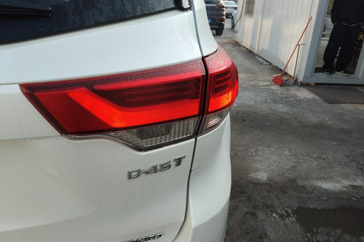 Used Toyota Highlander 2018 2.0T Two-Wheel-Drive Luxury Edition 7 Seats Emission Standard China V
