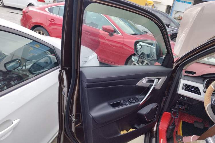 Used Geely Auto Emgrand X7 Sport 2018 1.8TD Automatic Two-Wheel Drive Smart Connect 4G Internet Edition
