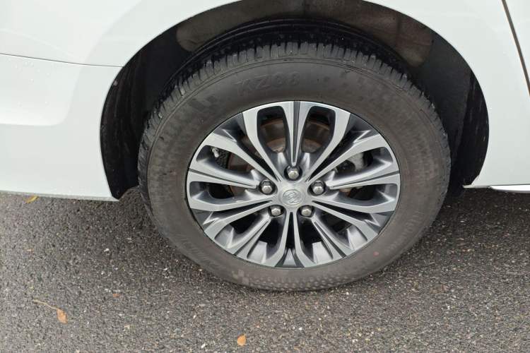 Used Buick GL8 2023 Facelifted Land Cruiser Executive Luxury Version
